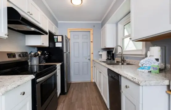 The kitchen's got all the sleek vibes you need to actually enjoy cooking during your stay.