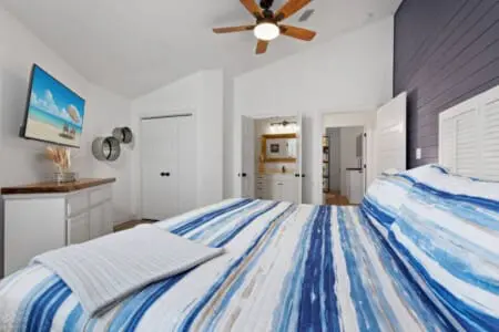 Oceanic Vibes: Surround yourself with sea-inspired textures and colors for a bedroom that feels like the ocean.