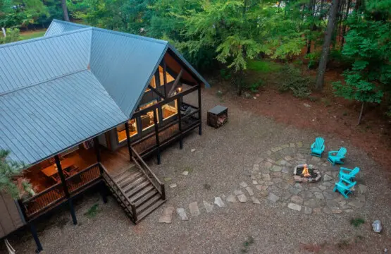 These bright turquoise chairs circled around the fire pit are basically begging you to settle in for the kind of evening where time just stops and the forest becomes your whole world.