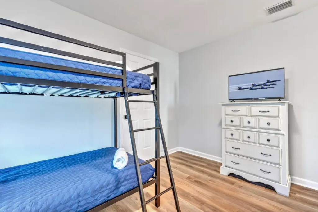 This spacious kids' bedroom has everything you need to keep the crew entertained—bunk beds for everyone, a flat-screen TV, and plenty of storage to keep gear organized between beach days and adventures.