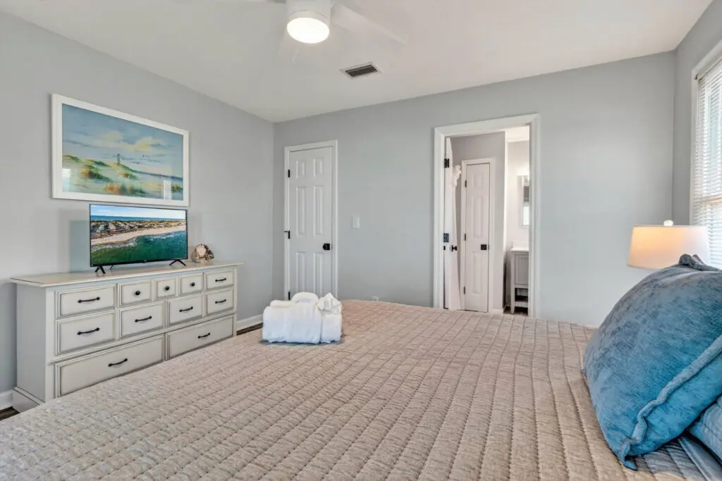 This spacious master suite has all the coastal calm you need—soft light, plenty of room to stretch out, and a peaceful retreat that's perfect for recharging between beach adventures.