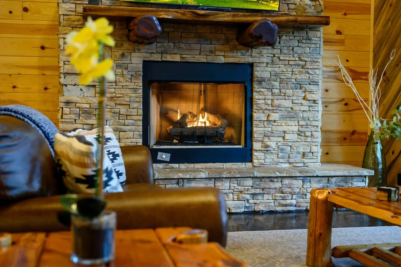 Fireplace nights and forest vibes at Treetop