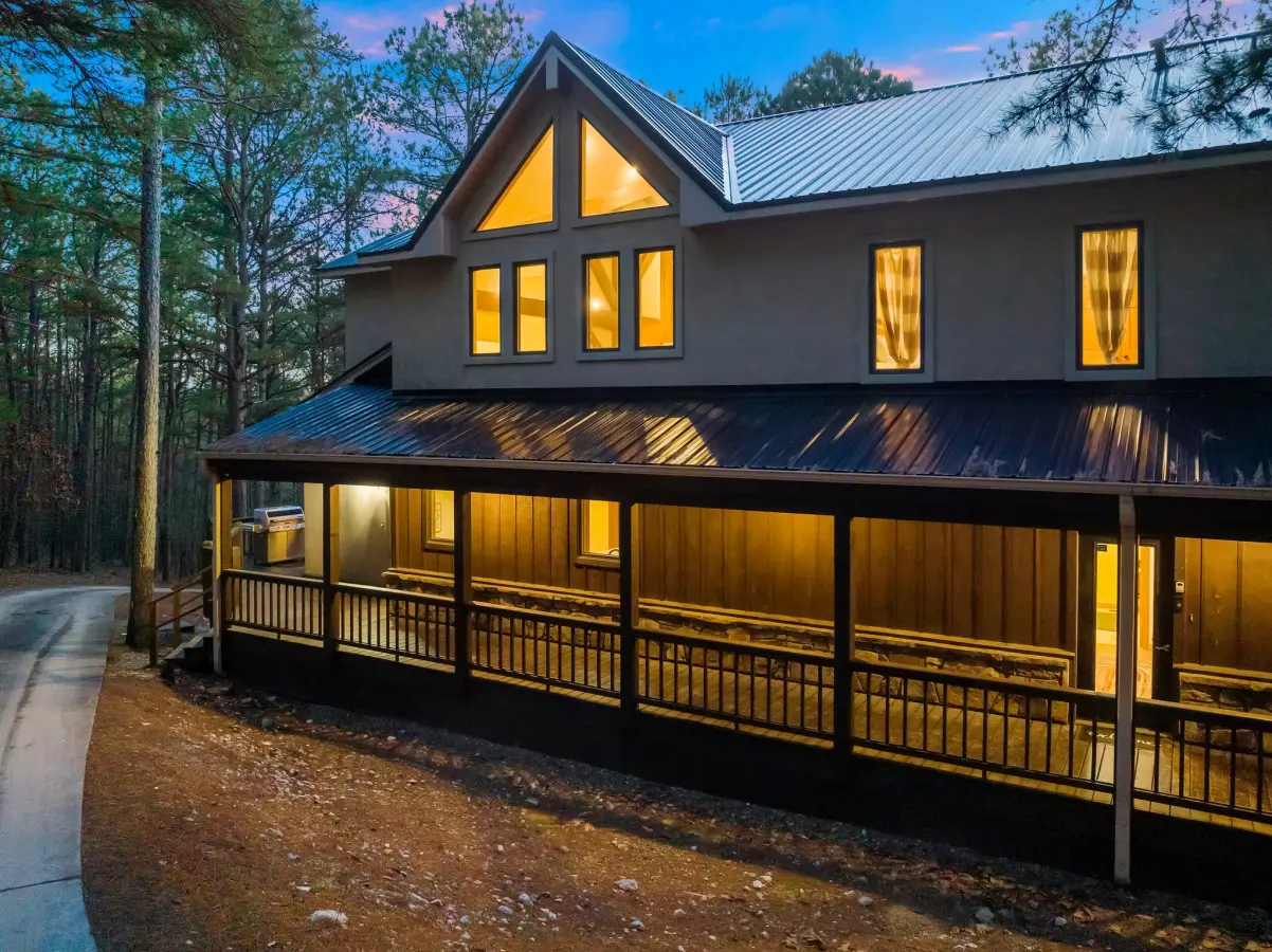 Step outside and discover the enchanting world that surrounds our cabin, where each moment is a chance to connect with the wonders of the natural landscape.