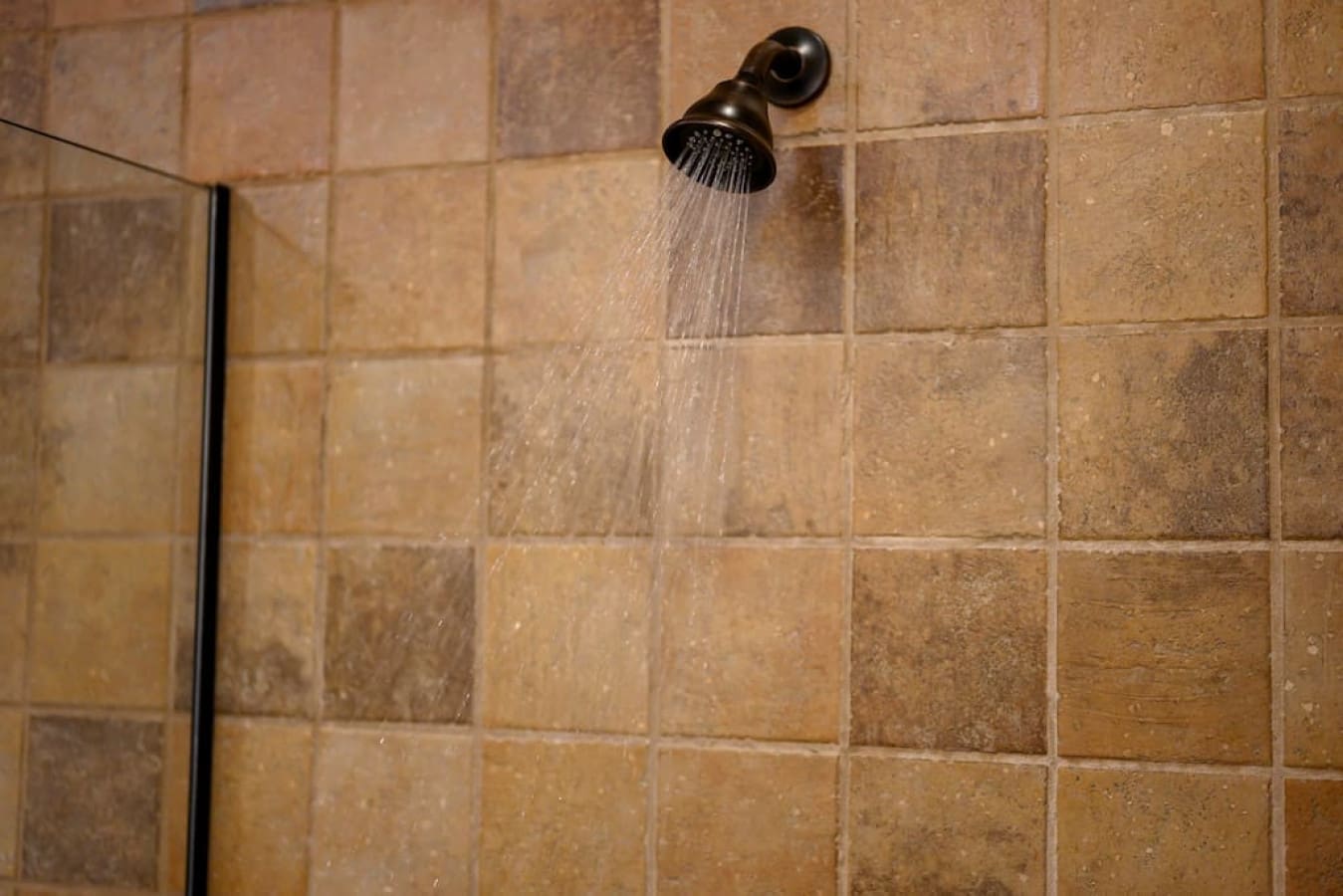 Experience ultimate comfort with our invigorating shower head, delivering a steady flow of running water for a refreshing and rejuvenating shower.