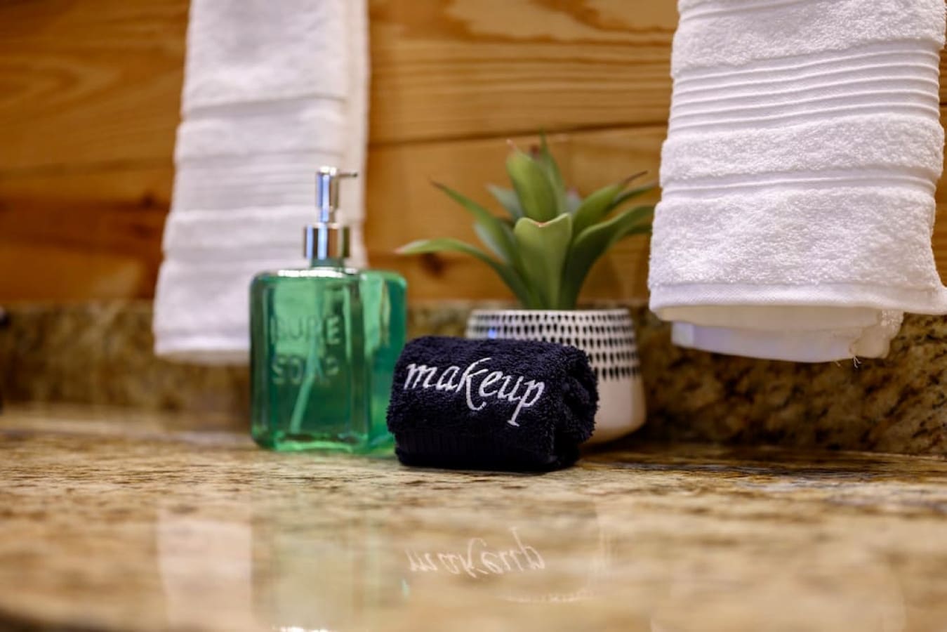 Easily achieve a sparkling clean bathroom sink with the power of hand sanitizer and fresh towels. Sanitize and shine in seconds!
