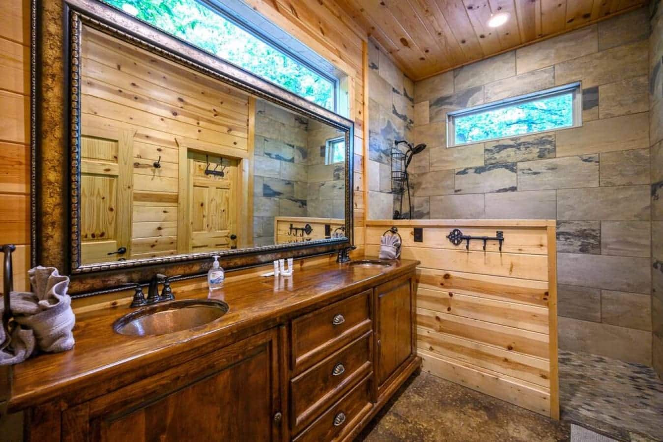 Rustic charm meets modern comfort in this cabin bathroom, where every detail reflects the natural beauty that surrounds.