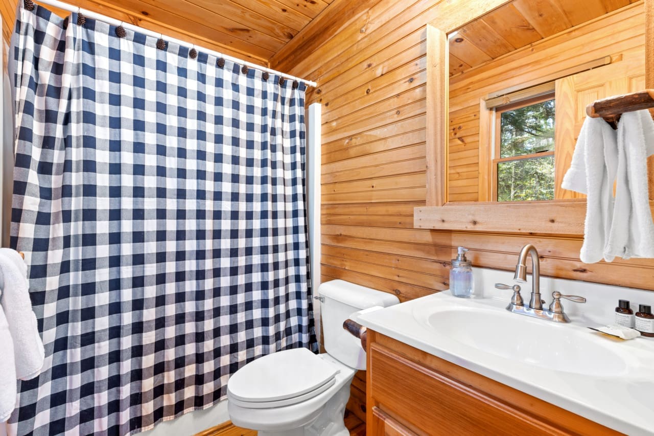 Discover true relaxation: our bathroom is thoughtfully crafted for your comfort and enjoyment.