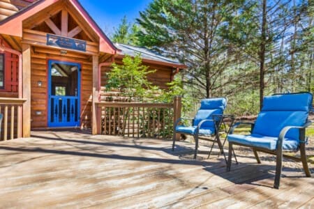 Open-air relaxation: Take a seat and let nature mesmerize.