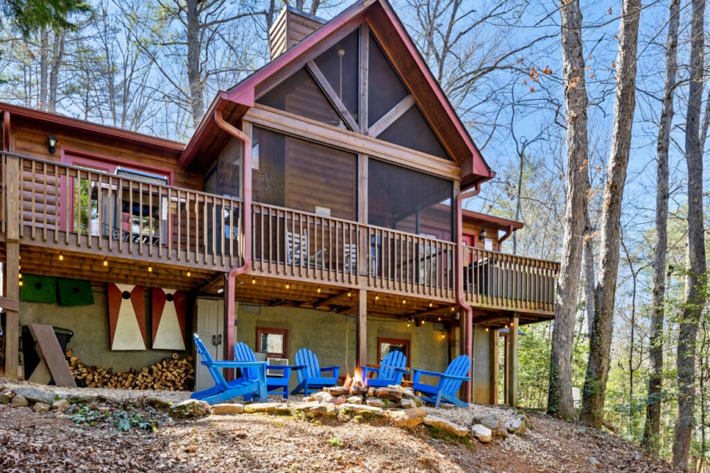 Embrace the warmth of nature: our cabin offers fireside relaxation with a charming fire pit.