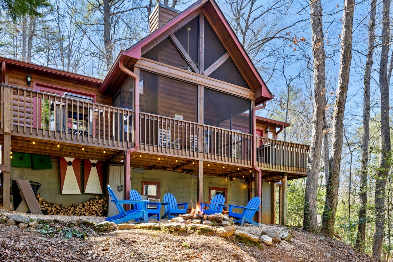 Embrace the warmth of nature: our cabin offers fireside relaxation with a charming fire pit.