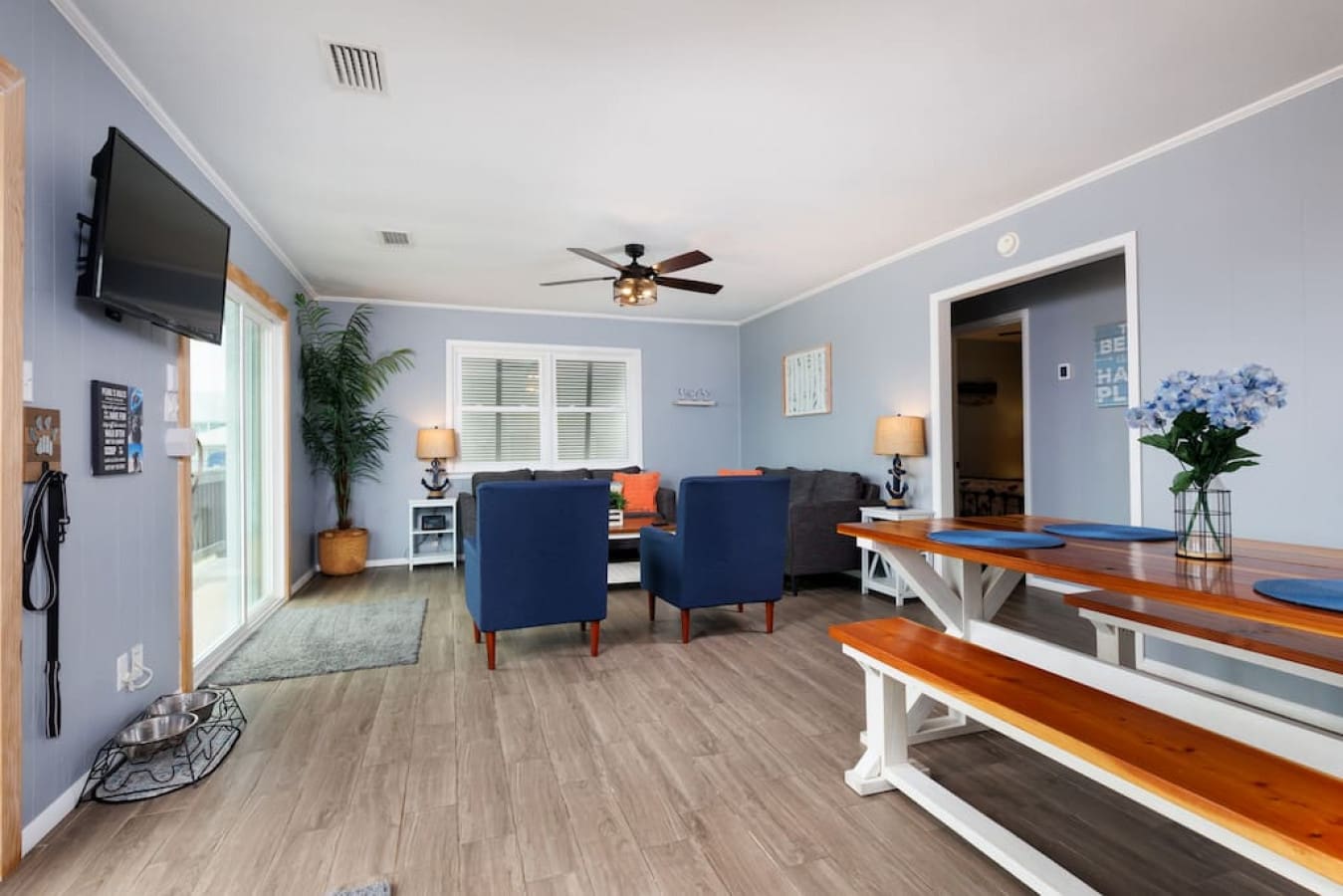 Got a crew to entertain? This rec room's got cornhole, games, and plenty of sprawling seating so nobody's fighting over the good spot.