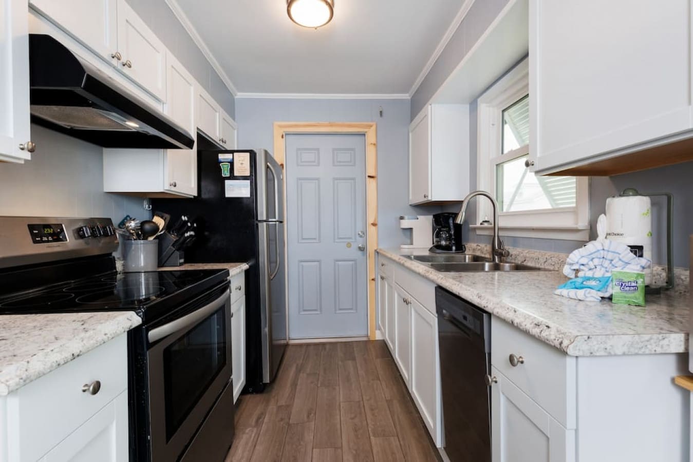 The kitchen's got all the sleek vibes you need to actually enjoy cooking during your stay.