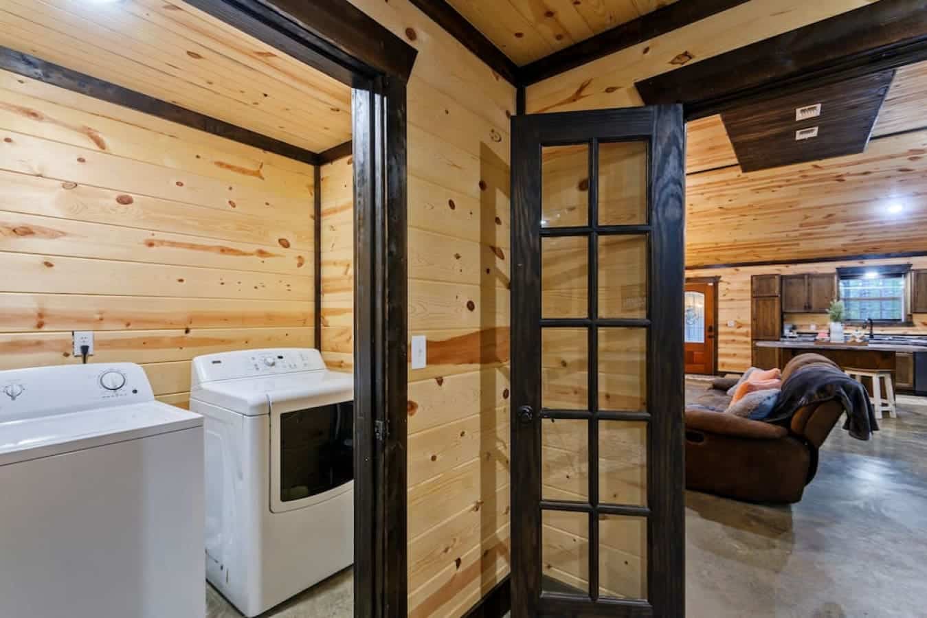This cozy log cabin gives you a full laundry setup right on-site, so you can actually pack light and stay as long as you want without worrying about running out of clean clothes.