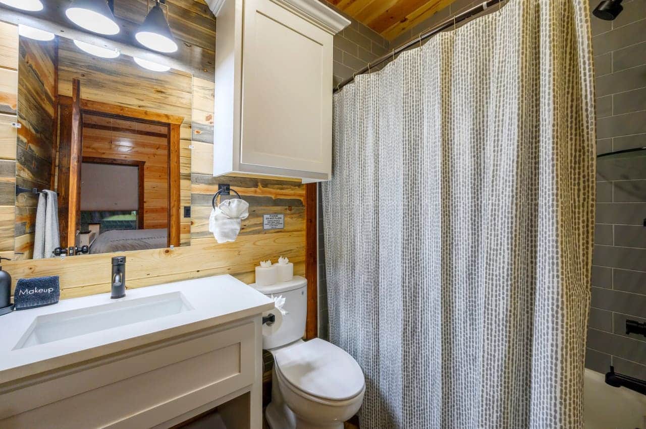 A touch of nature, a dash of comfort: Experience our cabin washroom retreat.