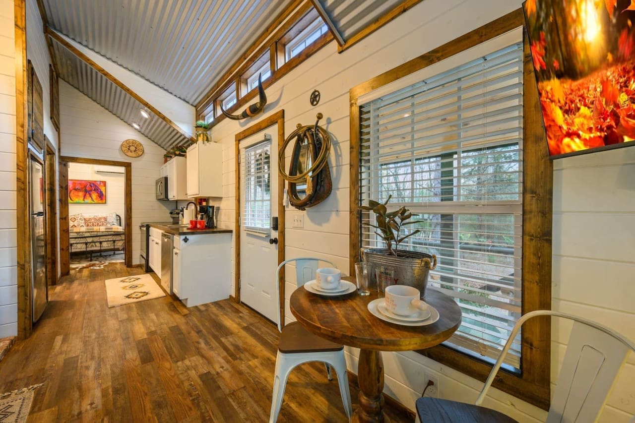 Wooden accents, hearty scents – the essence of our cabin kitchen.