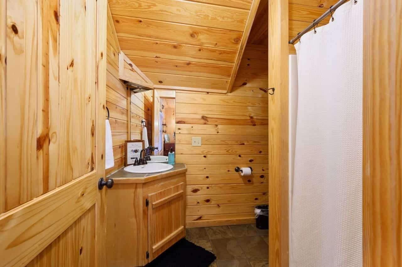 Find solace in simplicity at this cabin bathroom.