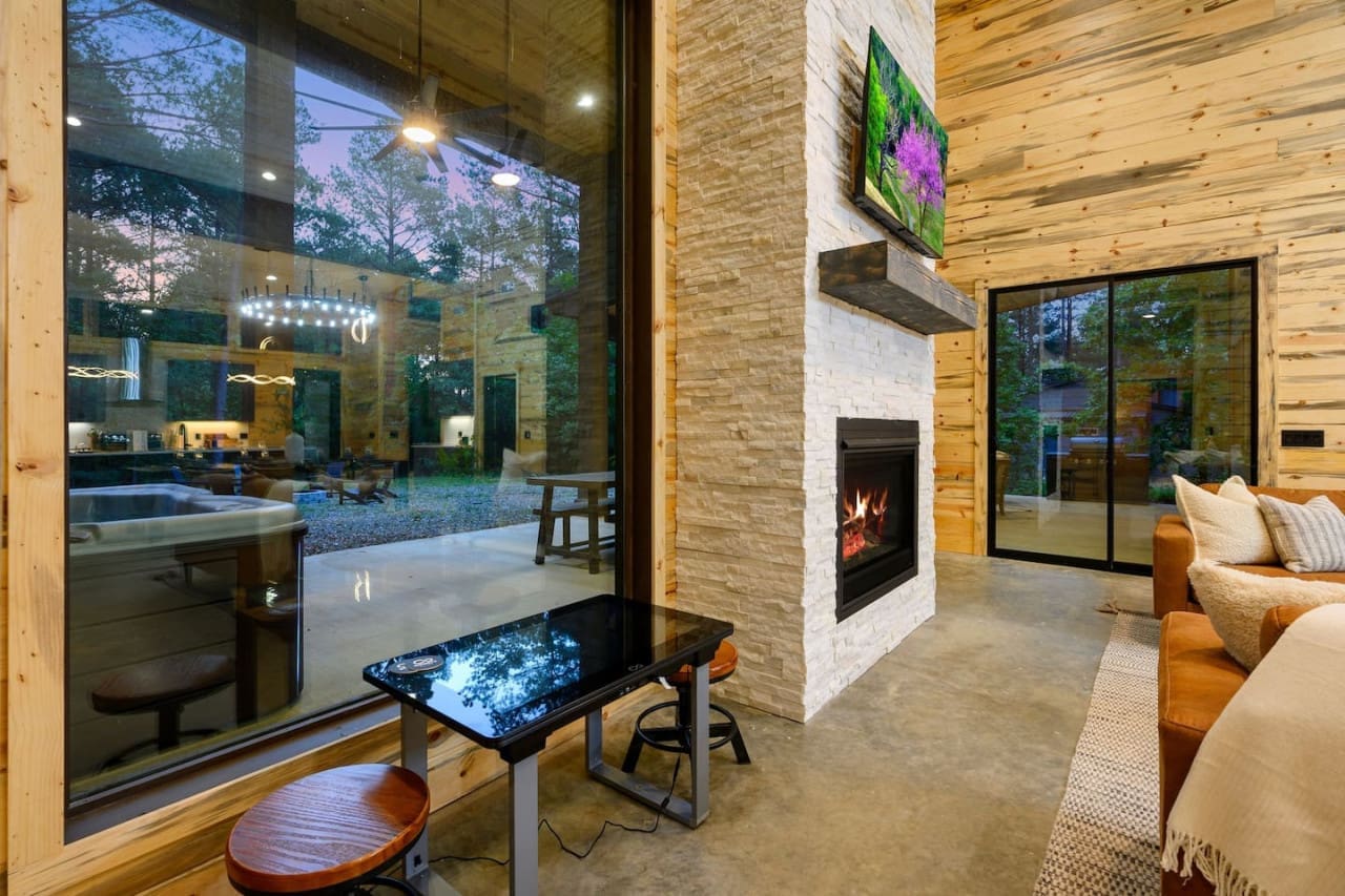 Breathtaking views and cozy vibes—our wide window brings the outdoors in.