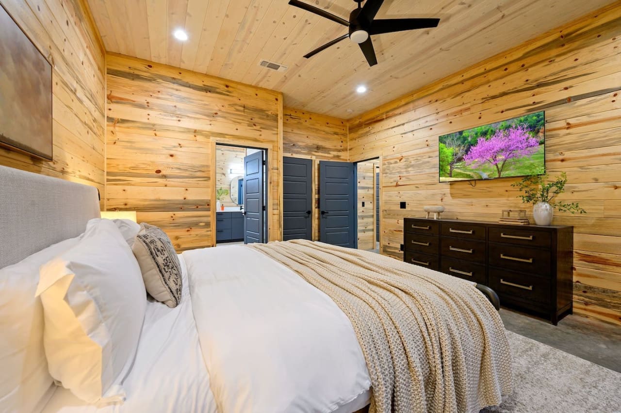 From dawn to dusk: cabin comfort in every corner.