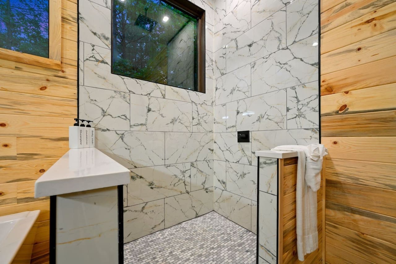 Refresh and rejuvenate in a shower that marries sleek design with cozy comfort