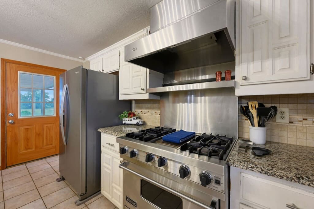 From simmering soups to sizzling steaks, our stove is designed to make every meal a culinary delight.