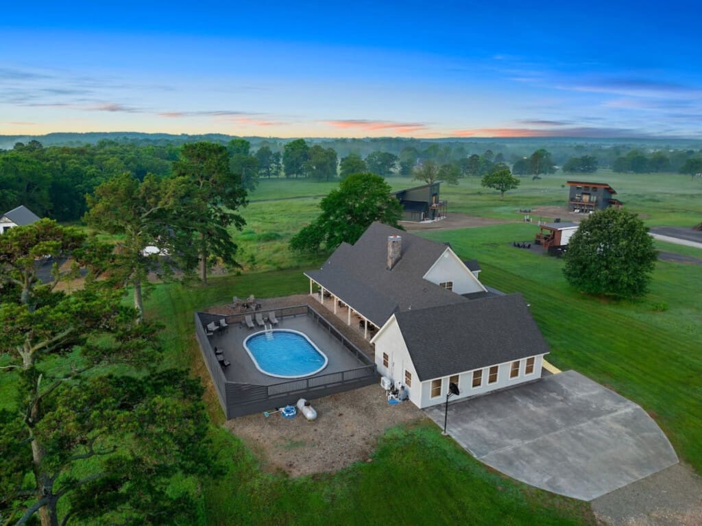 From above, the cabin reveals its perfect harmony with the surrounding landscape.