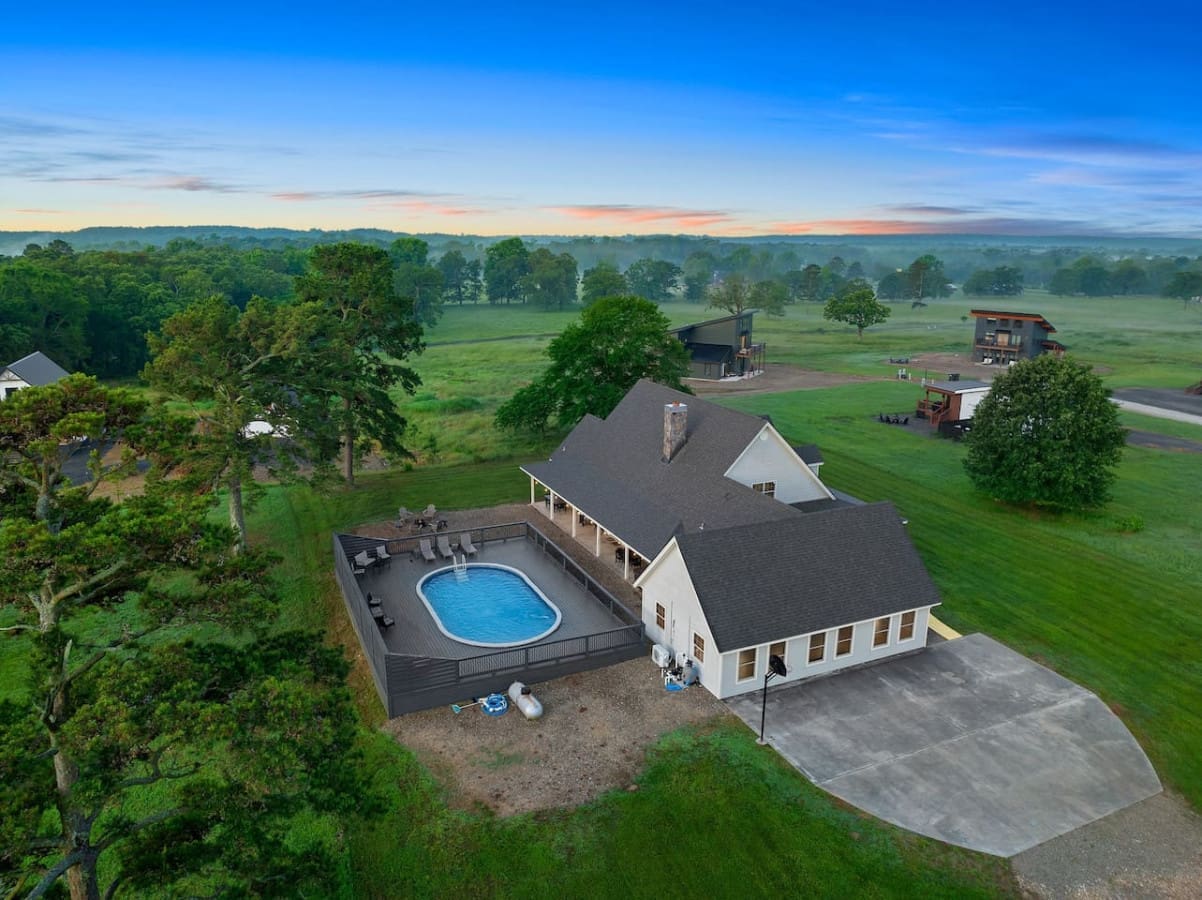 From above, the cabin reveals its perfect harmony with the surrounding landscape.