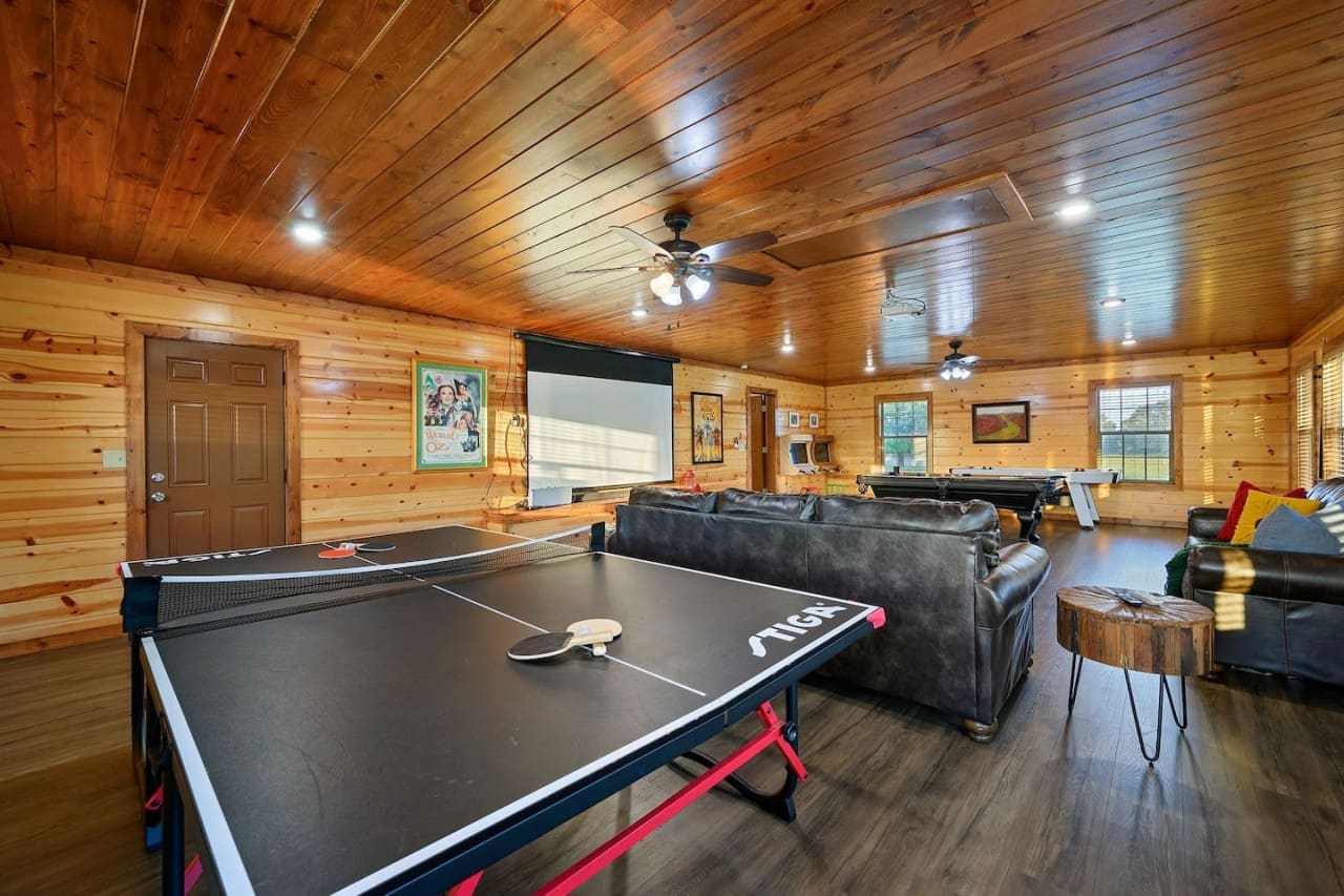 Game on! The cabin’s ping pong table is ready for hours of active enjoyment.