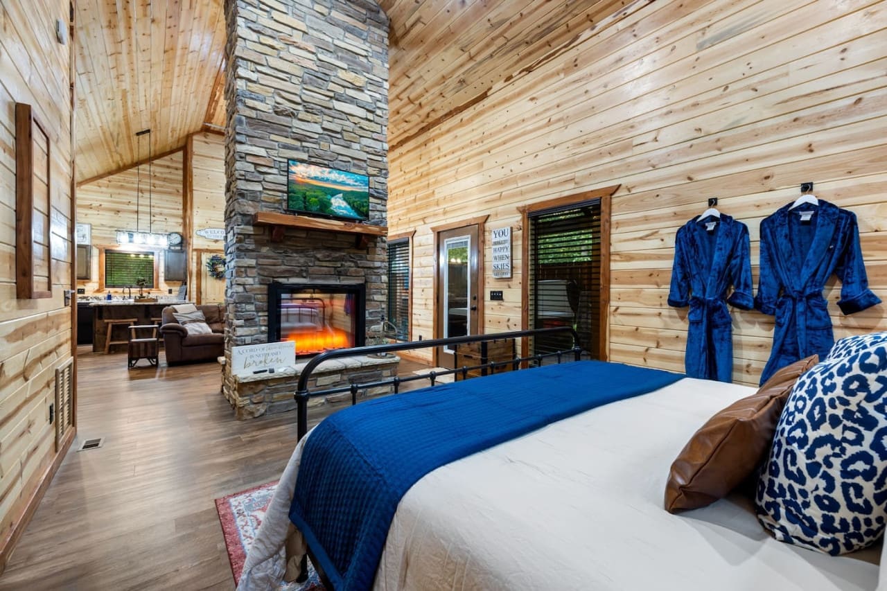 "Although you're allowed to bring your pet, the cabin did not feel unclean or dirty from previous pets staying which I've experienced at other places, but not at Mystic Moon!" - Mandy
