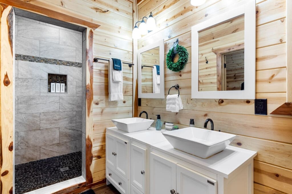 "Amazing location, private but not to where we felt too secluded to where it felt unsettling. Tonya left us with amazing extras/toiletries in our cabin, such as shampoo, conditioner, and makeup wipes!" - Madison