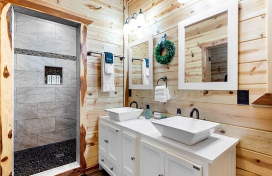 "Amazing location, private but not to where we felt too secluded to where it felt unsettling. Tonya left us with amazing extras/toiletries in our cabin, such as shampoo, conditioner, and makeup wipes!" - Madison