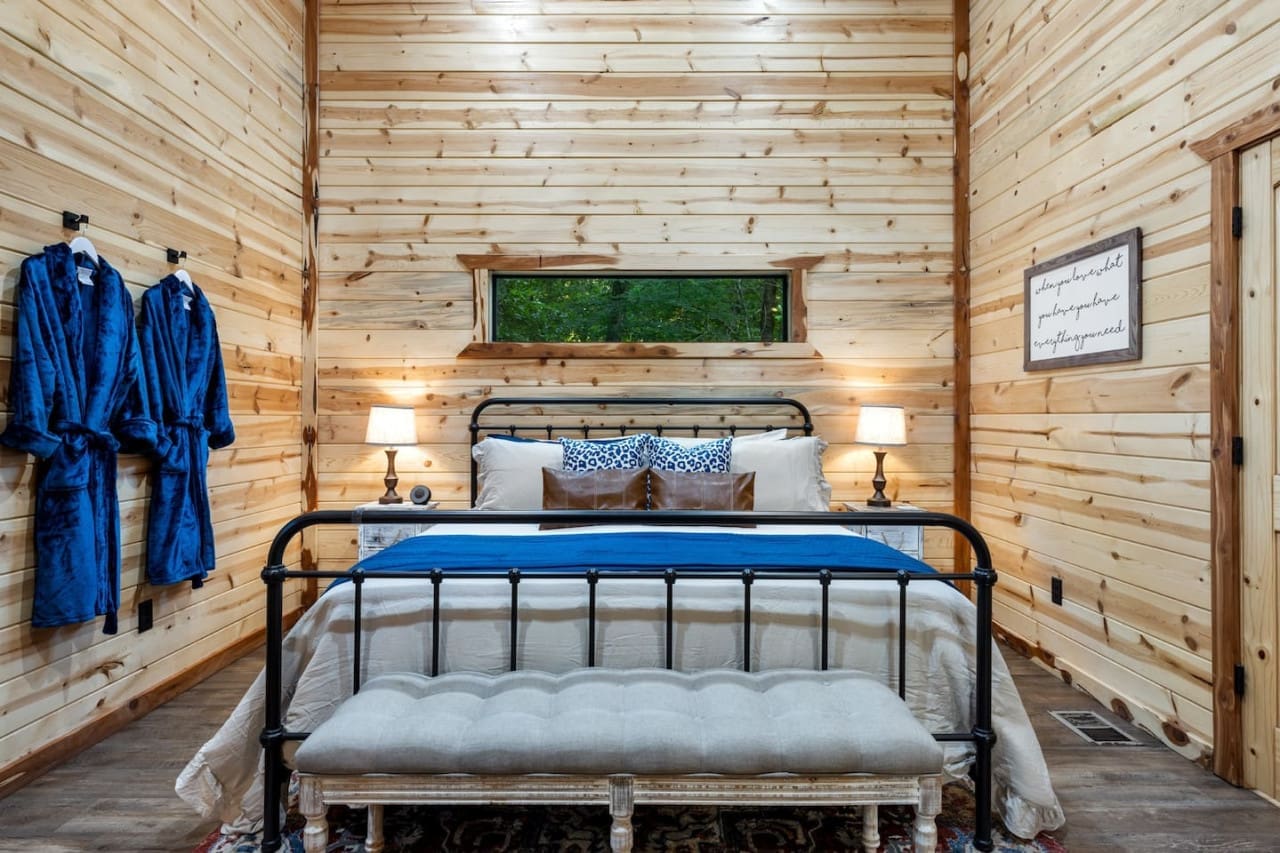 "Bedย is very comfortable, sheets clean, the bathroom is pristine clean as well with plenty of towels. Everything was just perfect. This is now one of my favorites places to stay at Broken Bow. We will definitely be back soon!" - Elsa