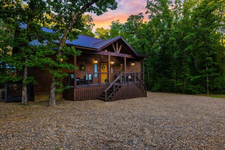 "Loved our stay at Mystic Moon! Beautiful cabin with a great back porch & hot tub. Would definitely recommend staying here if you’re looking for a place to stay." - Jesika