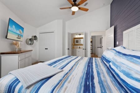 Oceanic Vibes: Surround yourself with sea-inspired textures and colors for a bedroom that feels like the ocean.