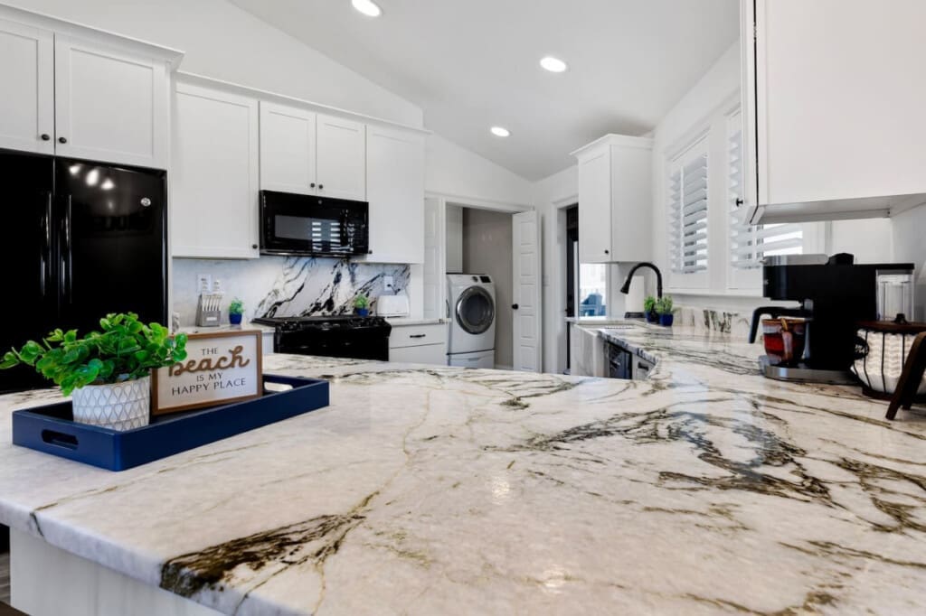"Culinary Haven: Discover creativity and flavor in our well-equipped kitchen.