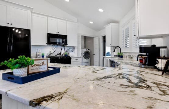 "Culinary Haven: Discover creativity and flavor in our well-equipped kitchen.