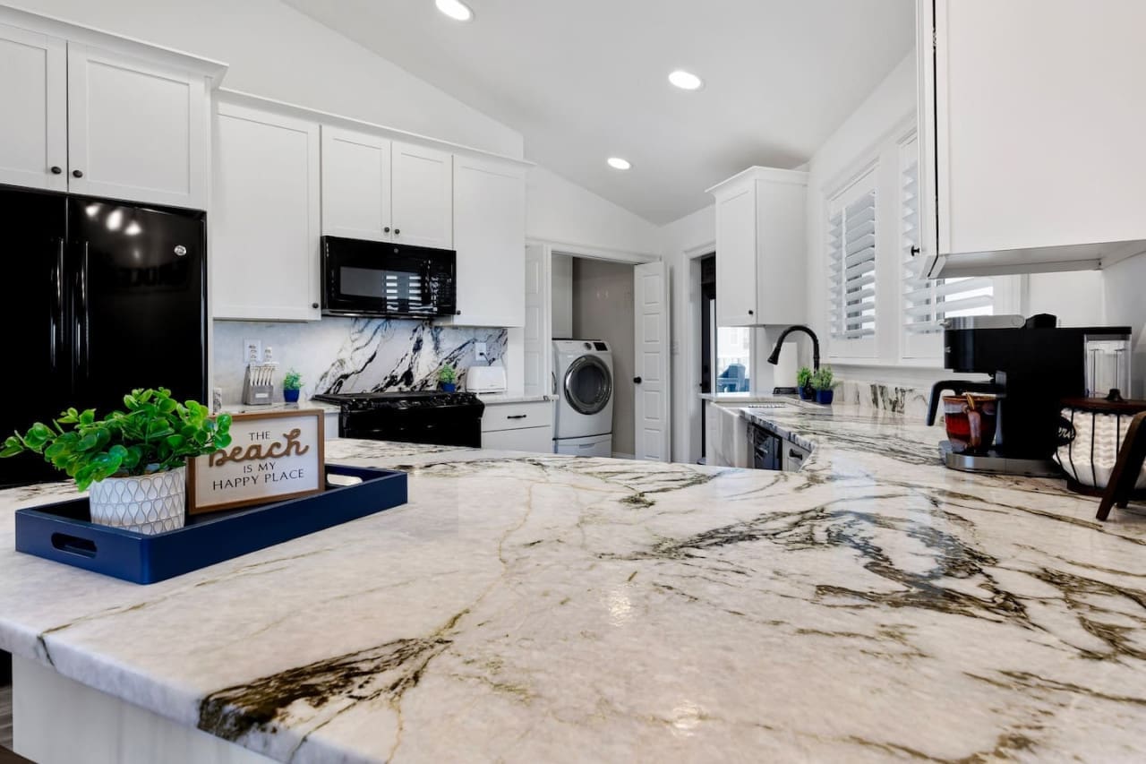 "Culinary Haven: Discover creativity and flavor in our well-equipped kitchen.