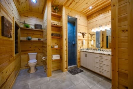 Effortless elegance—where organization meets tranquility in your bathroom.
