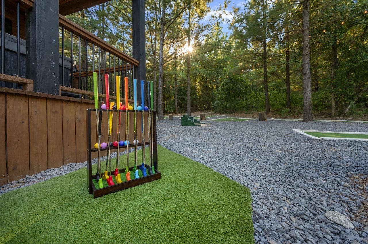 Nature and golf, the perfect match at our cabin course!