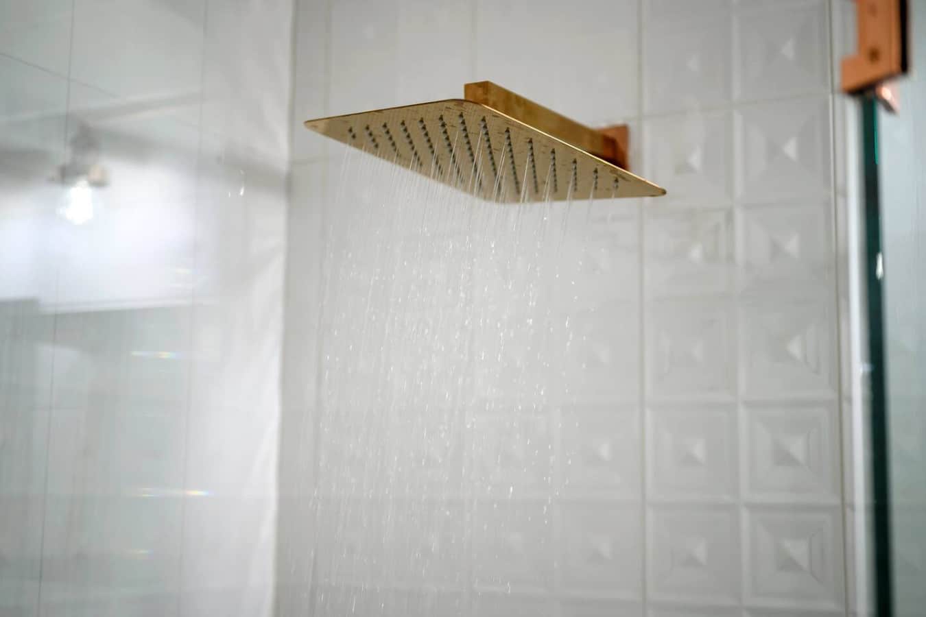 Start your mornings or unwind your evenings with a soothing rainfall rinse in this spa-inspired shower.