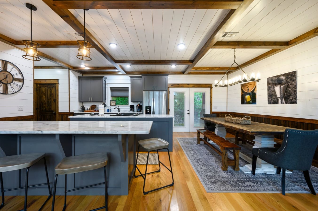 Casual dining, cozy style.
