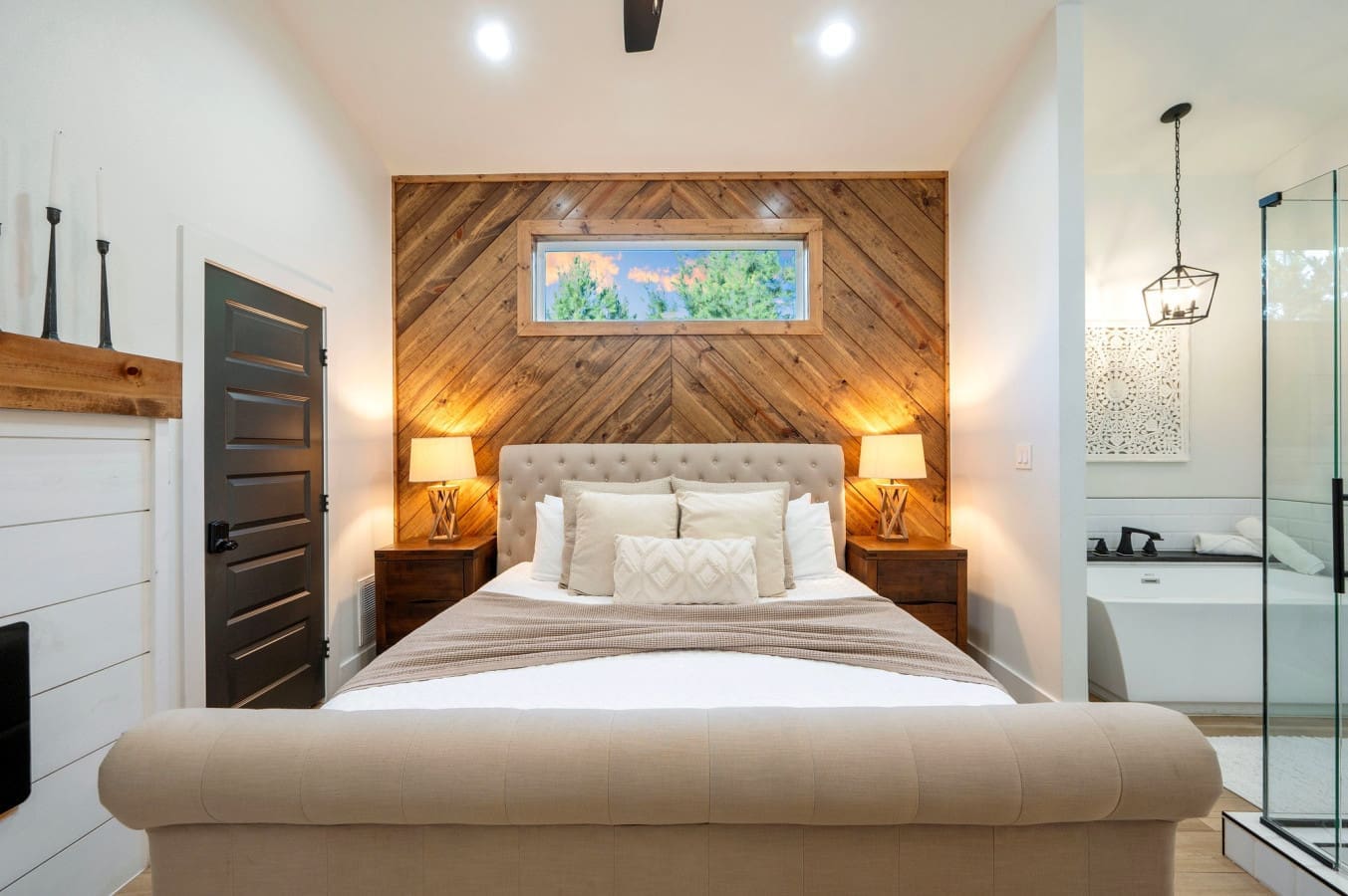 Where cozy textures, forest views, and nocturnal vibes meet."