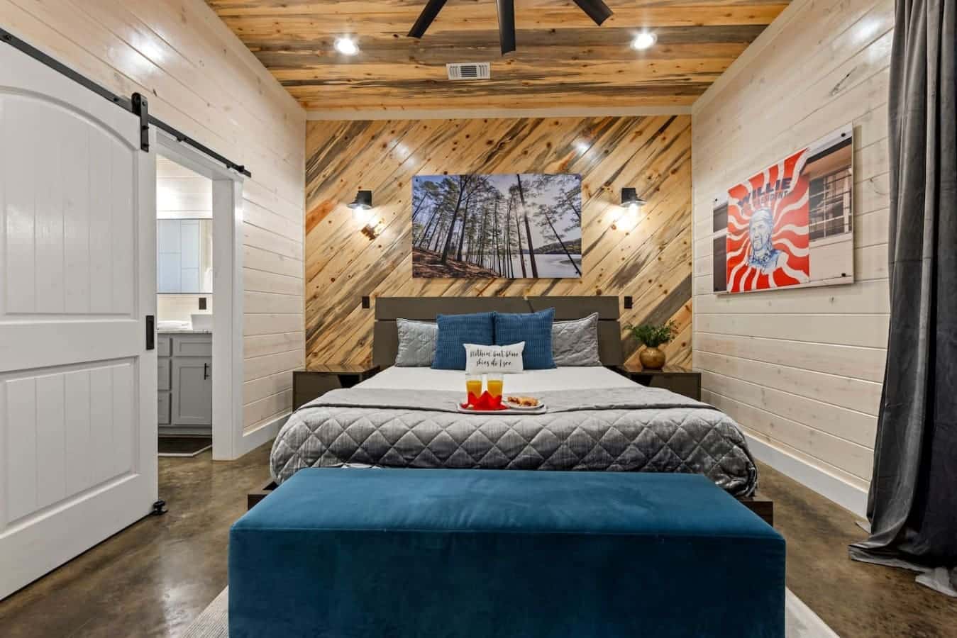 Wood accents, soft textures, and breakfast in bed. What more could you ask for?