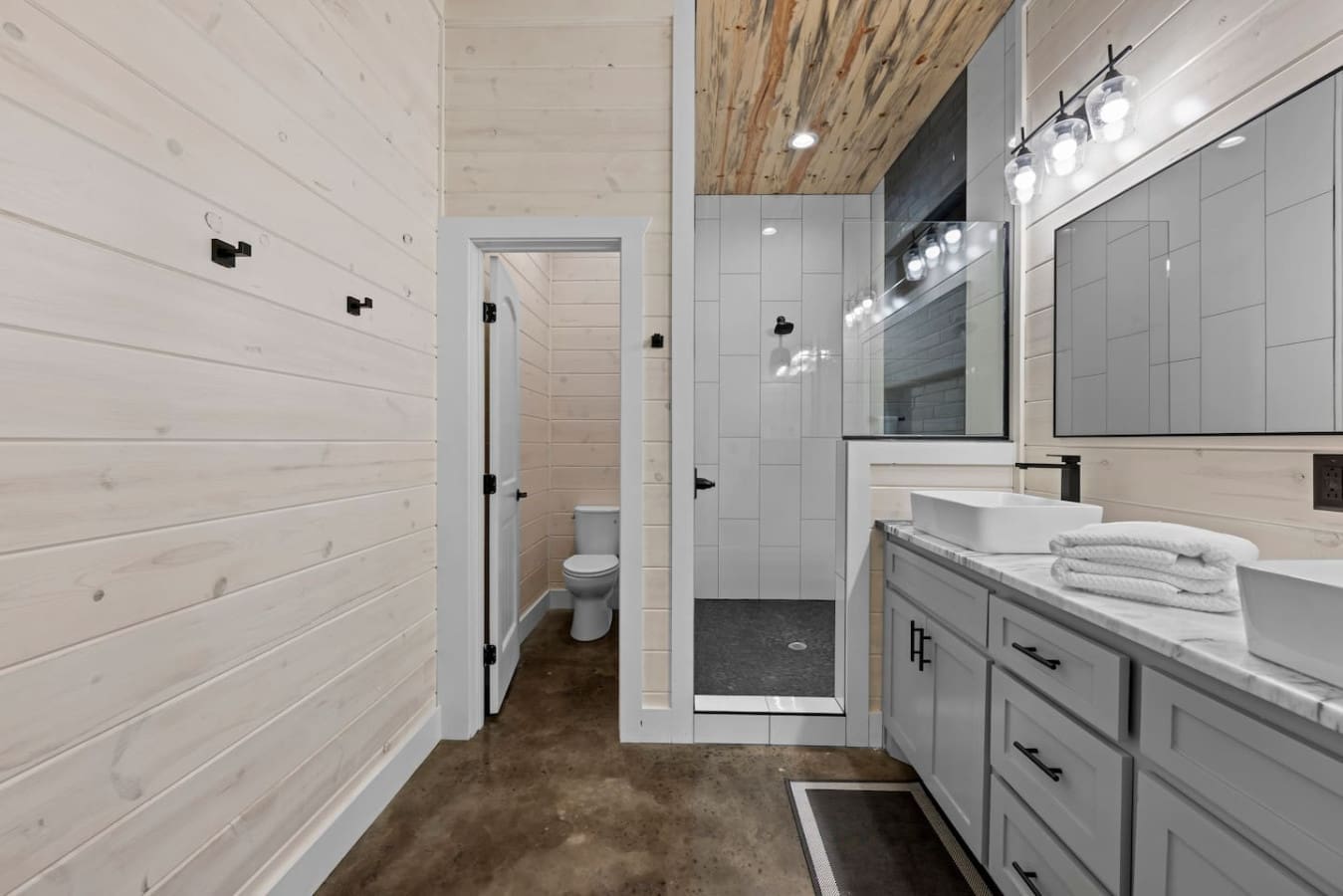 From the rain shower to the vessel sinks — every detail is dialed in.