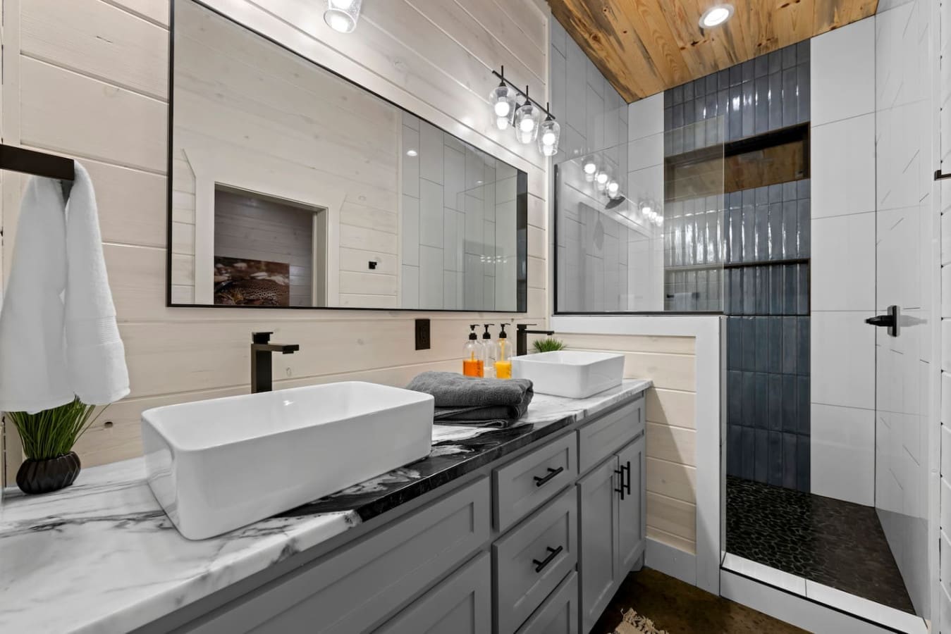 Double sinks, double the space, double the relaxation.