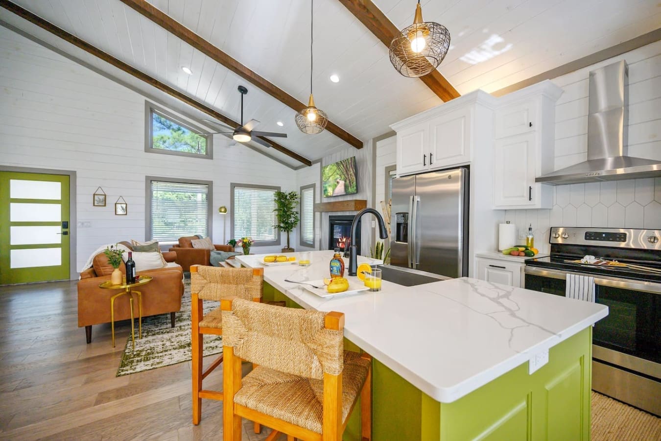 This kitchen and living area is giving us all the green-with-envy energy we didn't know we needed.