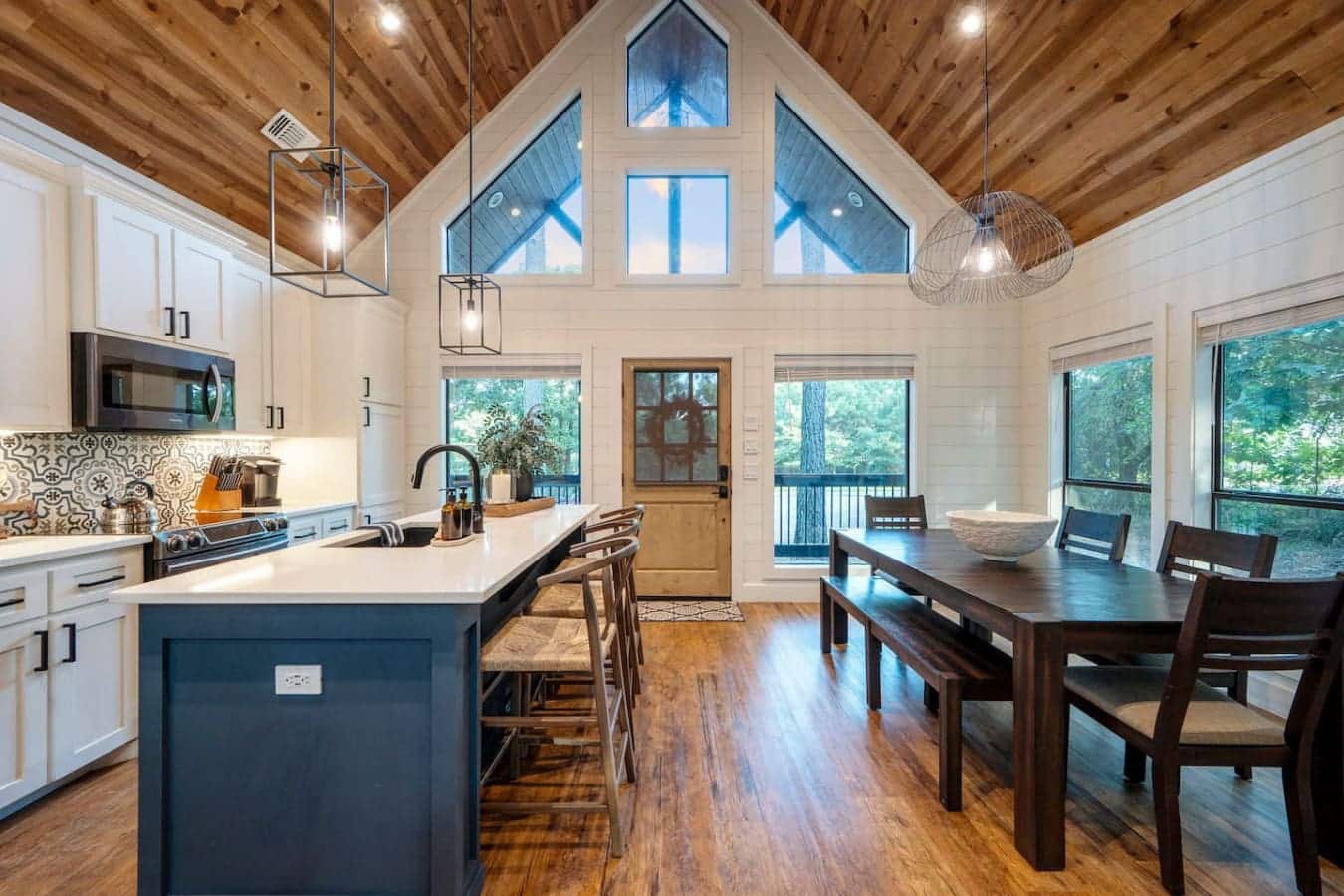 This kitchen and dining area combo is basically set up perfectly for cooking a real meal and then gathering everyone around the table without missing a single view of the trees.