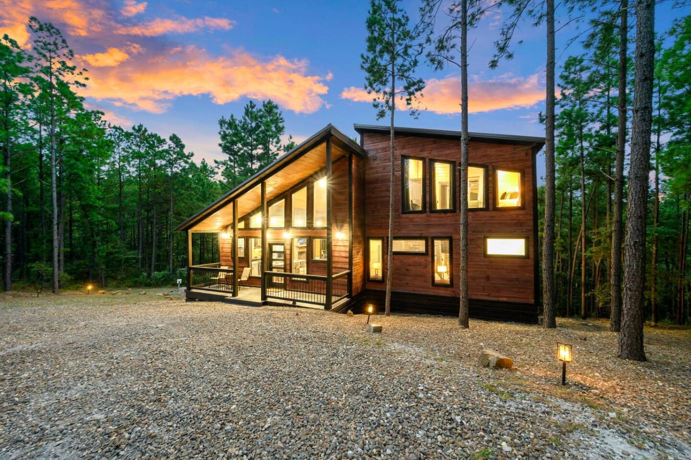 The full charm of the cabin, waiting to welcome you.