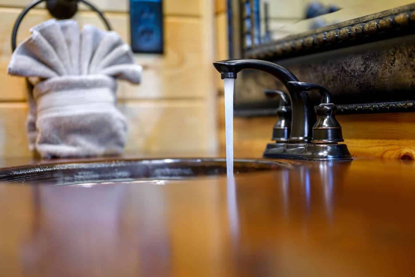 Blend style and functionality with our cabin bathroom faucet designs.