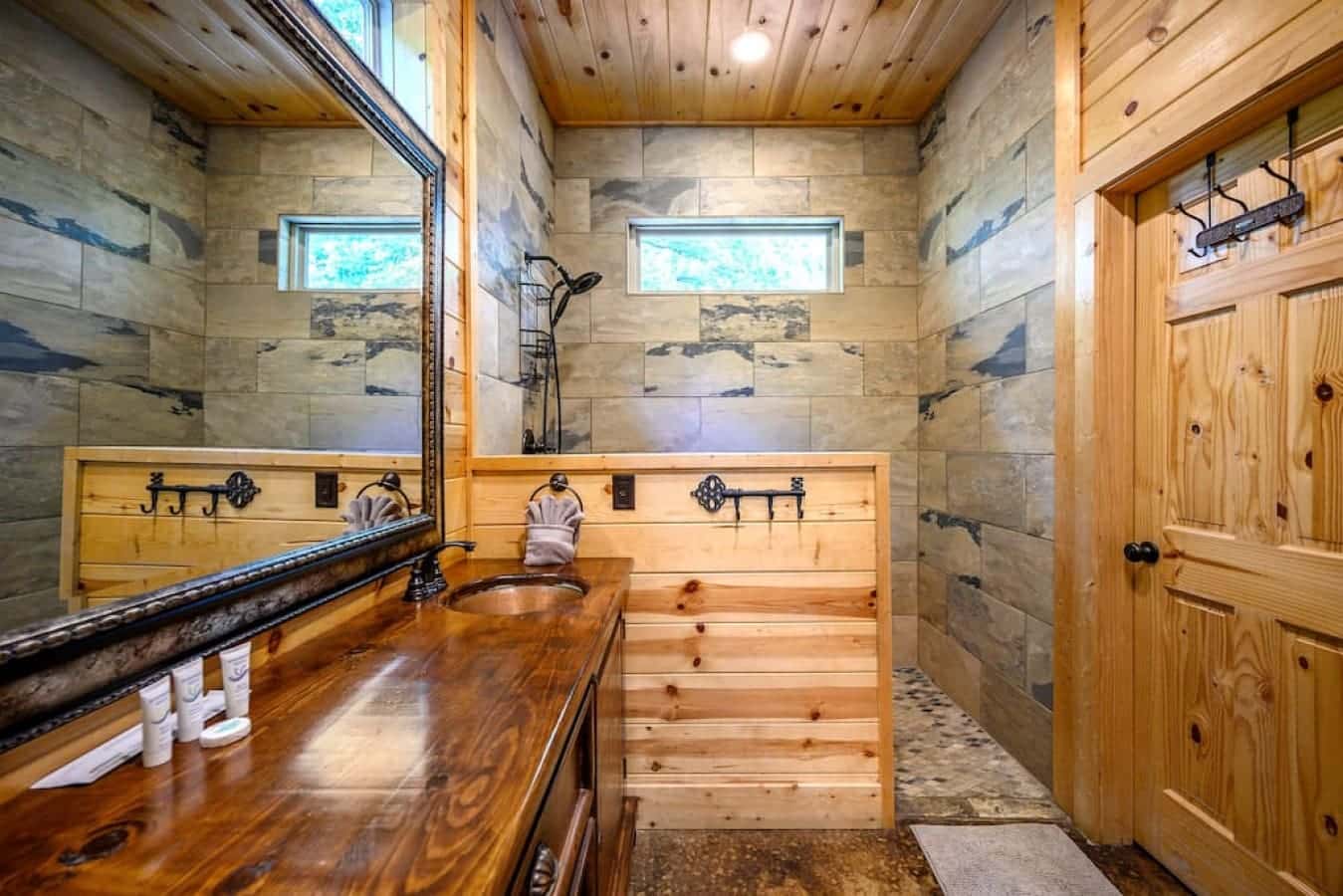 Natural elegance: blending wood with everyday luxury.