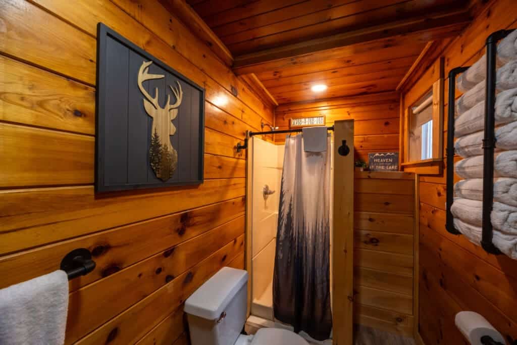 Rustic details, peaceful light, and warm touches all around.